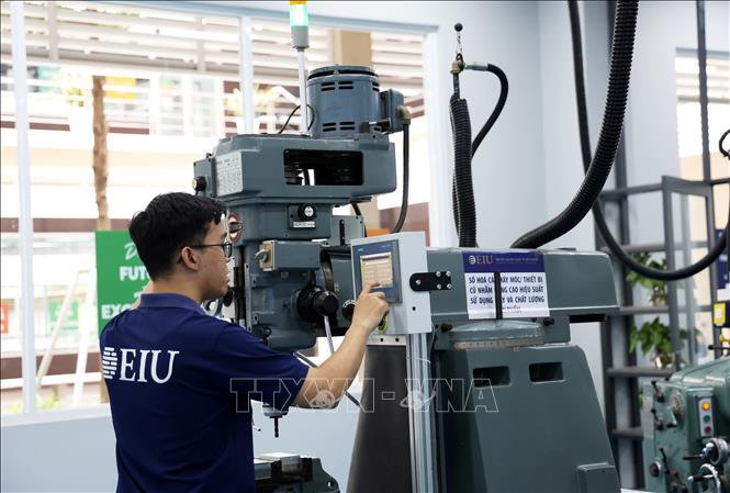 Chuyên viên Đoàn Triệu Đăng Khoa làm việc trong Trung tâm đổi mới công nghệ sáng tạo 4.0, Đại học Quốc tế Miền Đông (EIU). Ảnh: Hồng Đạt - TTXVN
