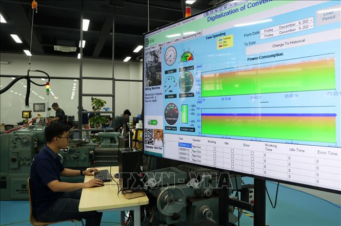 Bảng điều khiển công nghệ số trong Trung tâm đổi mới công nghệ sáng tạo 4.0, Đại học Quốc tế Miền Đông (EIU). Ảnh: Hồng Đạt - TTXVN
