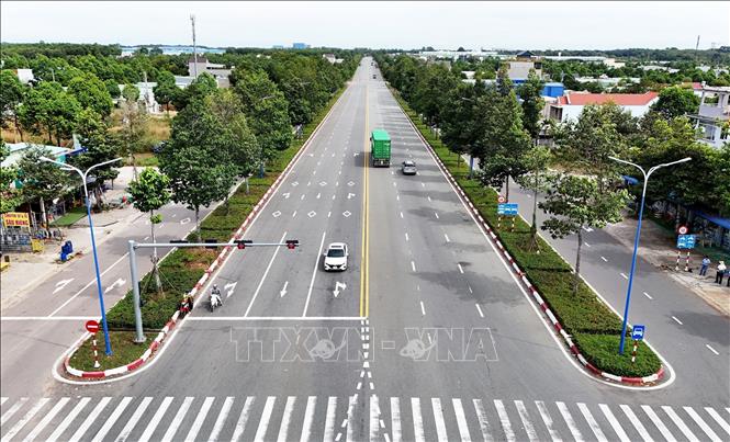 Đường Vành đai 4 Thành phố Hồ Chí Minh có quy mô và tiêu chuẩn kỹ thuật đường cao tốc loại A, vận tốc thiết kế 100 km/giờ, mặt cắt ngang 6 - 8 làn xe cao tốc, có đường song hành hai bên và các hành lang để bố trí cây xanh. Ảnh: Hồng Đạt - TTXVN