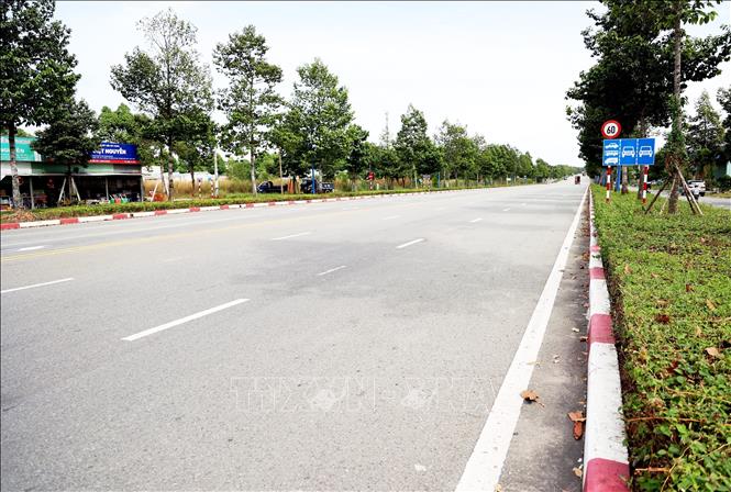 Đường Vành đai 4 Thành phố Hồ Chí Minh, đoạn qua thành phố Bến Cát dài 12 km đã hoàn thiện, đang được điều chỉnh quy mô theo tiêu chuẩn đường cao tốc. Ảnh: Hồng Đạt - TTXVN