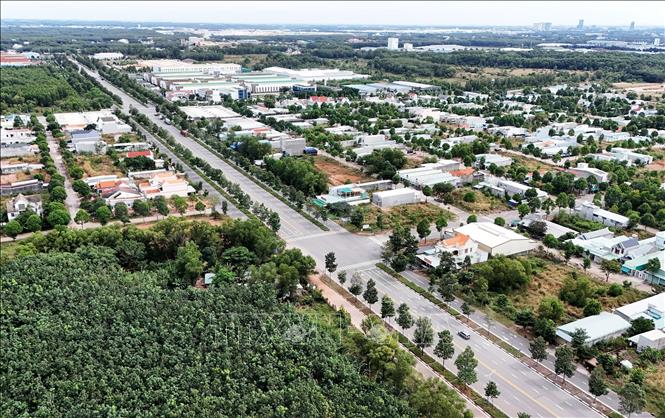 Đoạn 12 km đường Vành đai 4 Thành phố Hồ Chí Minh đi qua thành phố Bến Cát. Ảnh: Hồng Đạt - TTXVN