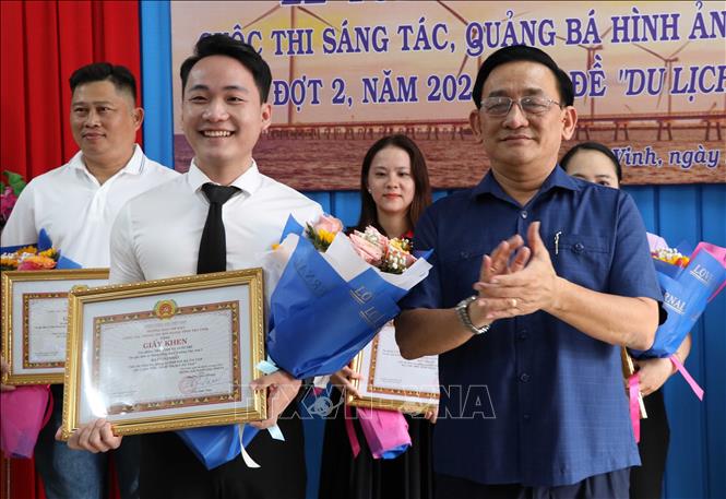 Trao giải Nhất cho nhóm tác giả Công đoàn Trường Việt Anh 5 với tác phẩm “Trà Vinh và Tuổi trẻ”. Ảnh: Thanh Hòa - TTXVN