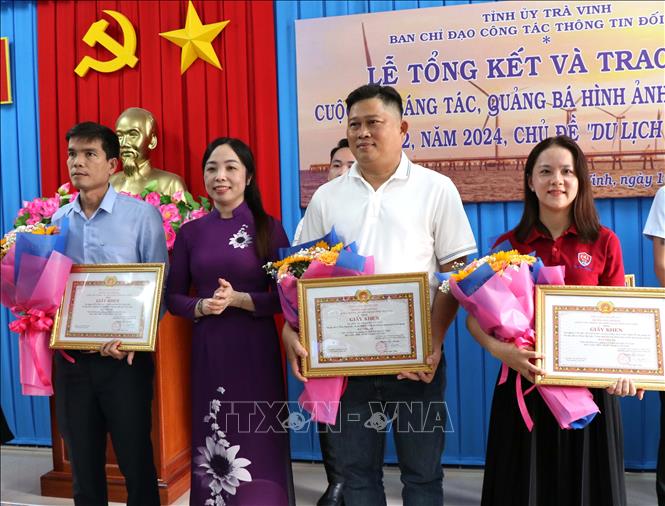 Ban Tổ chức trao giải Ba cho tác giả đoạt giải. Ảnh: Thanh Hòa-TTXVN
