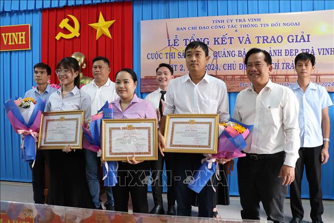 Ban Tổ chức trao giải Khuyến khích cho các tác giả đoạt giải. Ảnh: Thanh Hòa-TTXVN