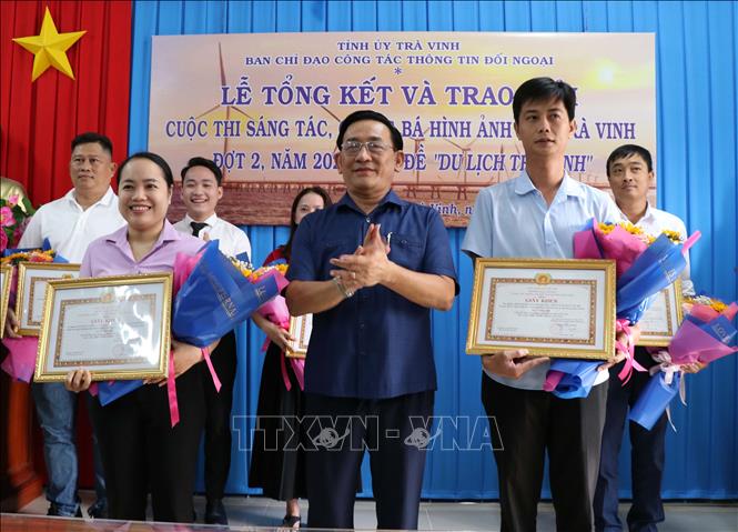 Ban Tổ chức trao giải Nhì cho tác giả đoạt giải. Ảnh: Thanh Hòa-TTXVN