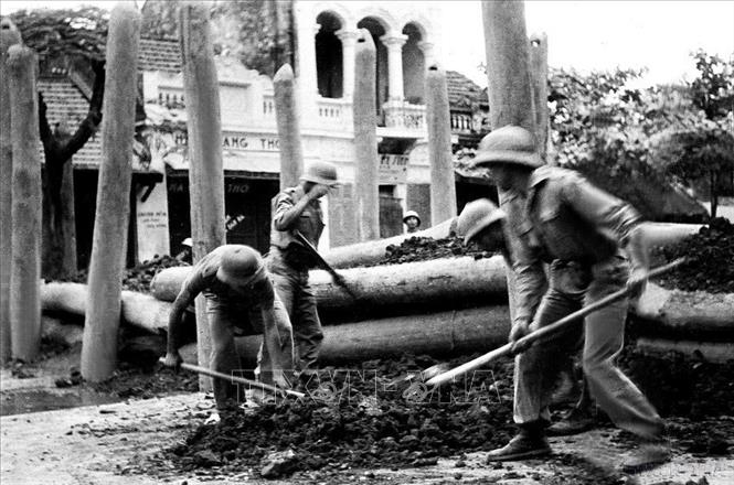 Bộ đội đào giao thông hào ở Bắc Bộ Phủ quyết chiến với giặc pháp (1946). Anh tư liệu - TTXVN