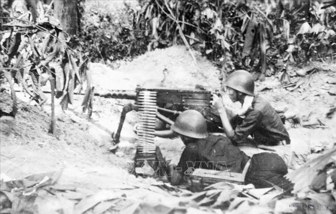Chủ trương đồng loạt nổ súng tiến công trong đêm 19/12/1946 tại Thủ đô Hà Nội và các thành phố khác thể hiện sâu sắc tư tưởng chiến lược tiến công. Ta chủ động giành quyền đánh trước, đẩy địch vào thế bị động đối phó, phá tan âm mưu của Pháp định huy động toàn lực đè bẹp quân và dân ta bằng một đòn tiến công quân sự chớp nhoáng. Ảnh: Tư liệu TTXVN
