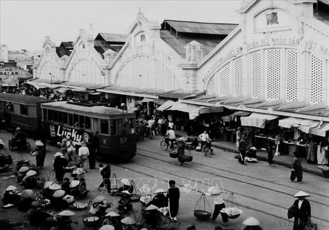Ngay sau khi quân ta vào tiếp quản thủ đô, mọi sinh hoạt của Hà Nội đã trở lại bình thường. Trong ảnh: Chợ Đồng Xuân đông đúc người mua bán. Ảnh: Tư liệu - TTXVN