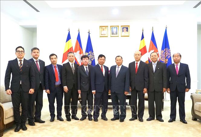 Ông Samdech Vibolsena Pheakdei Say Chhum (thứ tư, từ phải sang), Đại sứ Việt Nam Nguyễn Huy Tăng (thứ 5, từ phải sang) và các đại biểu tham dự buổi tiếp. Ảnh: TTXVN phát 