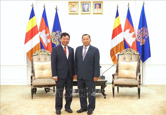 Ông Samdech Vibolsena Pheakdei Say Chhum (bên phải), Cố vấn tối cao trực tiếp của Quốc vương Norodom Sihamoni, Phó Chủ tịch CPP, tiếp Đại sứ Nguyễn Huy Tăng. Ảnh: TTXVN phát 
