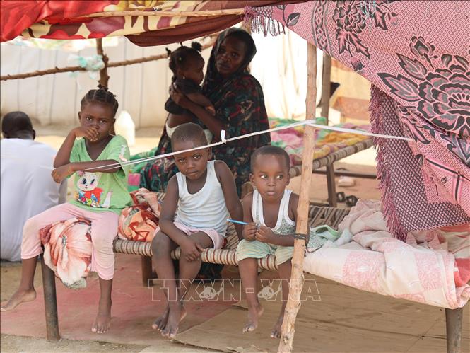 Người dân tại trung tâm tị nạn cho người dân sơ tán tránh xung đột ở Port Sudan, ngày 12/11/2024. Ảnh: THX/TTXVN