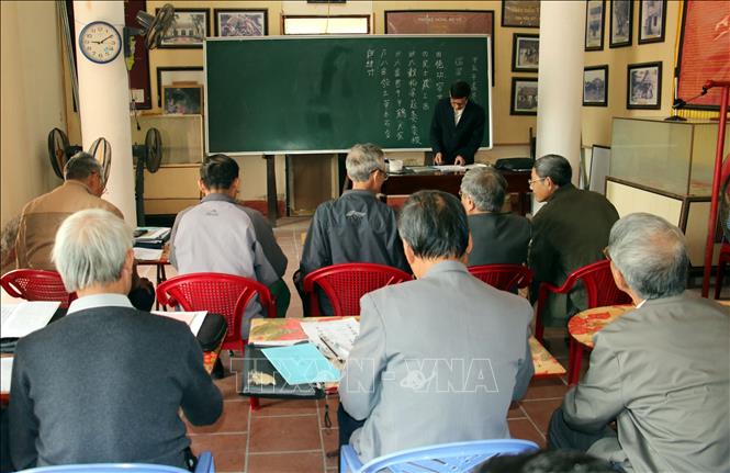Lớp học chữ Hán, Nôm của Câu lạc bộ Hán Nôm Quần Anh, huyện Hải Hậu, tỉnh Nam Định. Ảnh: Nguyễn Lành - TTXVN