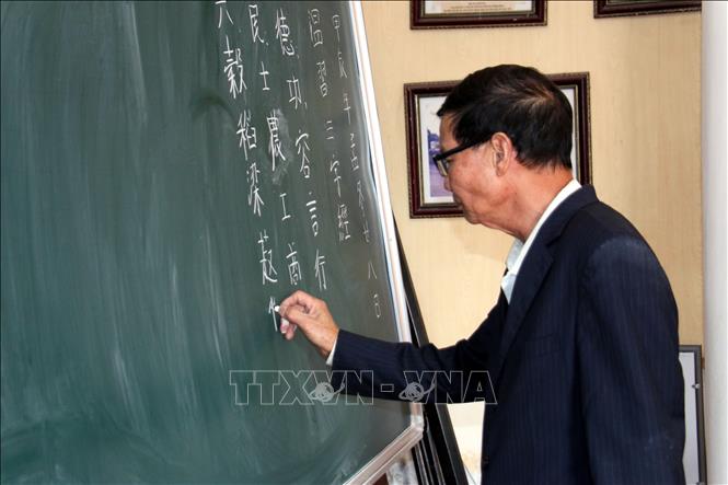 Ông Nguyễn Thanh Tiêu, Phó Chủ nhiệm Câu lạc bộ Hán Nôm Quần Anh (Hải Hậu, Nam Định) dạy chữ Hán, Nôm cho học viên. Ảnh: Nguyễn Lành - TTXVN