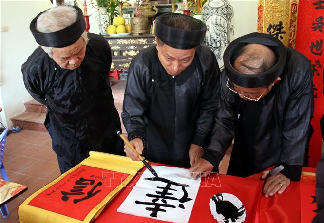 Học viên Câu lạc bộ Hán Nôm Quần Anh, huyện Hải Hậu, tỉnh Nam Định luyện tập viết thư pháp. Ảnh: Nguyễn Lành - TTXVN