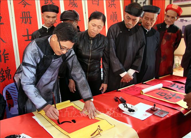 Dạy viết thư pháp tại Câu lạc bộ Hán Nôm Quần Anh, huyện Hải Hậu, tỉnh Nam Định. Ảnh: Nguyễn Lành - TTXVN