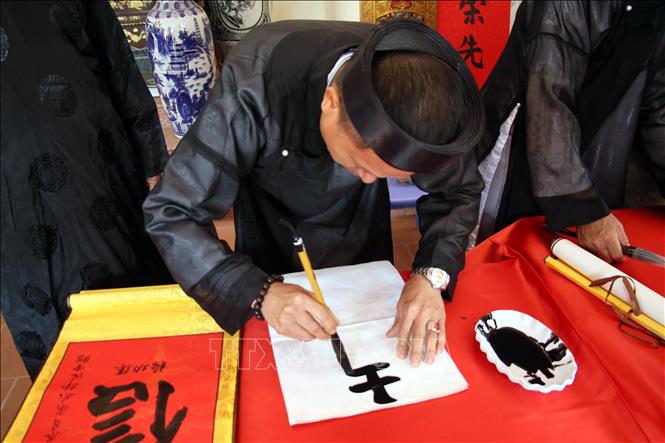 Học viên Câu lạc bộ Hán Nôm Quần Anh, huyện Hải Hậu, tỉnh Nam Định luyện tập viết thư pháp. Ảnh: Nguyễn Lành - TTXVN