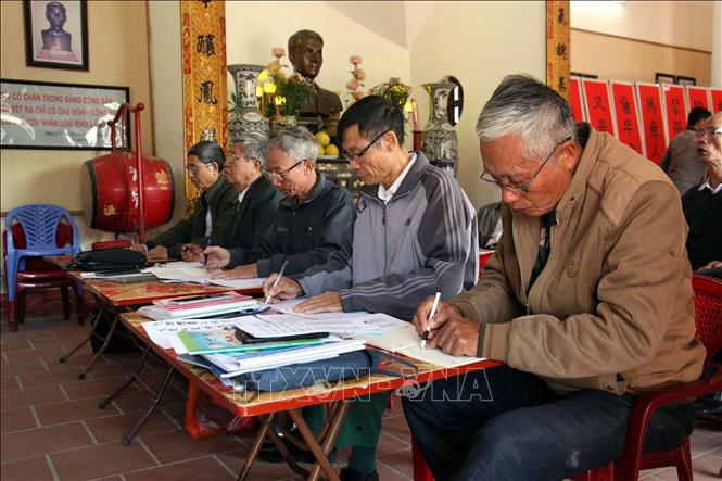 Lớp học chữ Hán, Nôm tại Câu lạc bộ Hán Nôm Quần Anh (Hải Hậu, Nam Định). Ảnh: Nguyễn Lành - TTXVN