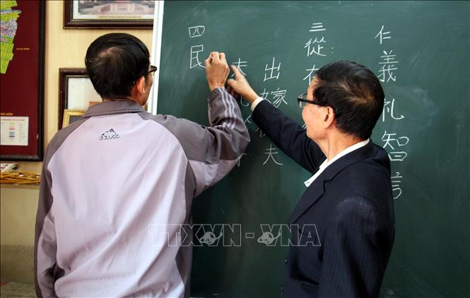 Dạy viết chữ Hán, Nôm tại Câu lạc bộ Hán Nôm Quần Anh, huyện Hải Hậu, tỉnh Nam Định. Ảnh: Nguyễn Lành - TTXVN
