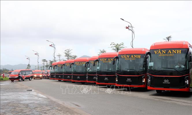 Công ty Cổ phần Kim Long Motor Huế bàn giao lô 50 xe giường nằm và xe minibus đầu tiên cho Công ty TNHH Du lịch & Vận tải Vân Anh. Ảnh: Đỗ Trưởng - TTXVN