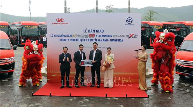 Đại diện lãnh đạo Công ty Cổ phần Kim Long Motor Huế tiến hành bàn giao lô 50 xe giường nằm và xe minibus đầu tiên cho Công ty TNHH Du lịch & Vận tải Vân Anh. Ảnh: Đỗ Trưởng - TTXVN 