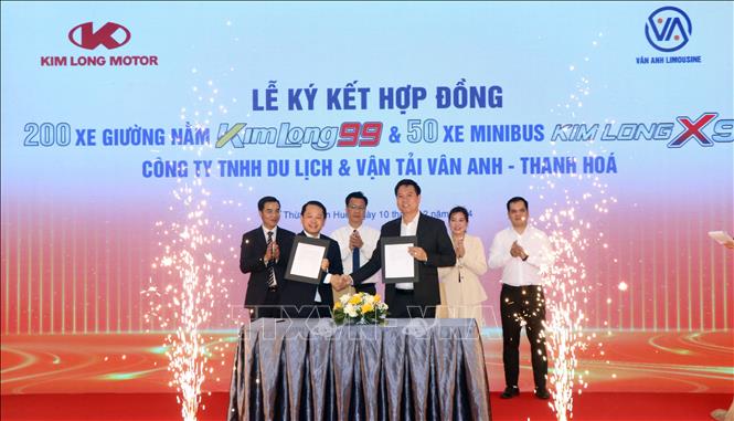 Đại diện lãnh đạo Công ty Cổ phần Kim Long Motor Huế và Công ty TNHH Du lịch & Vận tải Vân Anh ký kết hợp đồng mua xe giường nằm và xe minibus KIMLONG. Ảnh: Đỗ Trưởng - TTXVN