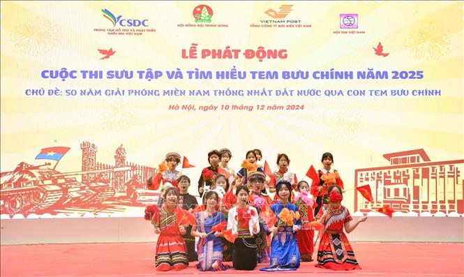 Tiết mục Ngày vui đại thắng do học sinh trường THCS Nguyễn Công Trứ thể hiện tại lễ phát động. Ảnh: TTXVN phát