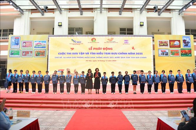 Hội đồng Đội Trung ương trao 50 phần quà dành cho thiếu nhi của Liên đội trường THCS Nguyễn Công Trứ (Ba Đình, Hà Nội). Ảnh: TTXVN phát