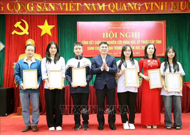 Giám đốc Sở Giáo dục và Đào tạo Hà Nam trao giải Nhất cho 2 dự án xuất sắc. Ảnh: Đại Nghĩa - TTXVN