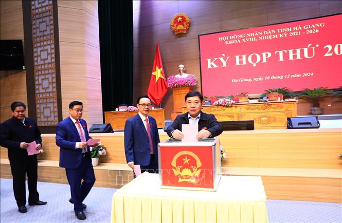 Các đại biểu dự kỳ họp bỏ phiếu bầu chức danh Phó Chủ tịch UBND tỉnh Hà Giang. Ảnh: Minh Tâm-TTXVN