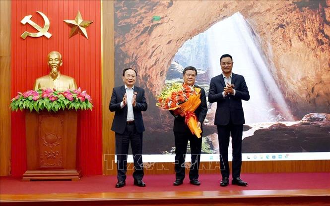 Bí thư Tỉnh ủy Quảng Bình Lê Ngọc Quang (bên phải) và Phó Bí thư Thường trực Tỉnh ủy Trần Hải Châu (bên trái) chúc mừng Phó Bí thư Tỉnh ủy Quảng Bình Trần Phong (giữa). Ảnh: TTXVN phát