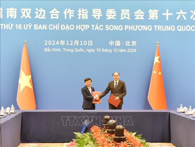 On this occasion, the two sides exchange the agreements between the two governments on cooperation in constructing three standard-gauge railway lines of Lao Cai - Hanoi - Hai Phong; Lang Son - Hanoi; and Mong Cai - Ha Long - Hai Phong. VNA Photo: Công Tuyên