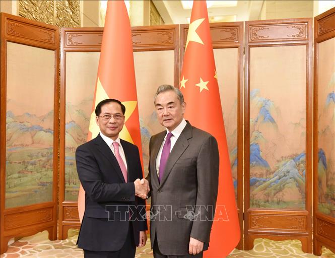 Deputy Prime Minister and Minister of Foreign Affairs Bui Thanh Son, and Politburo member, Director of the Office of the Communist Party of China (CPC) Central Committee’s Commission for Foreign Affairs and Minister of Foreign Affairs Wang Yi. VNA Photo: Công Tuyên