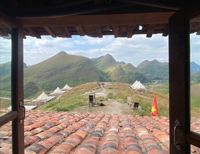 The grassy hills in Ba Quang, Cao Bang province viewed from the stilt house. VNA Photo: Quốc Đạt
