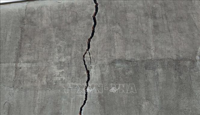 Suối Bưng Hổ sạt lở làm nứt toác nhà dân. Ảnh: Đậu Tất Thành – TTXVN