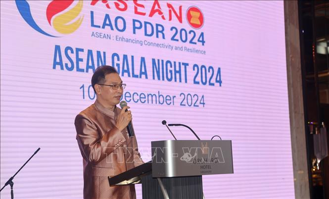 Đại sứ Lào tại Singapore Sengkeo Pouangpadith phát biểu khai mạc ASEAN Gala Night 2024. Ảnh: Lê Dương - PV TTXVN tại Singapore