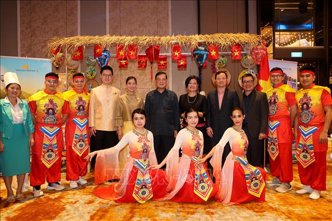 Đại sứ Mai Phước Dũng cùng vũ đoàn của Cộng đồng người Việt tại Lễ hội. Ảnh: Lê Dương - PV TTXVN tại Singapore