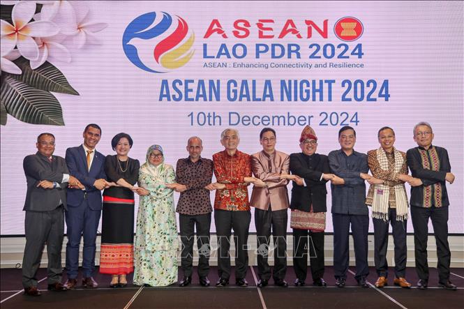 Các Đại sứ ASEAN tại Singapore cùng khách mời chụp ảnh lưu niệm tại Lễ hội. Ảnh: Lê Dương - P/v TTXVN tại Singapore