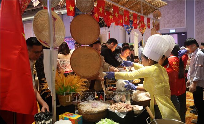 Gian hàng ẩm thực của Việt Nam thu hút sự quan tâm của bạn bè khu vực và quốc tế. Ảnh: Lê Dương-P/v TTXVN tại Singapore