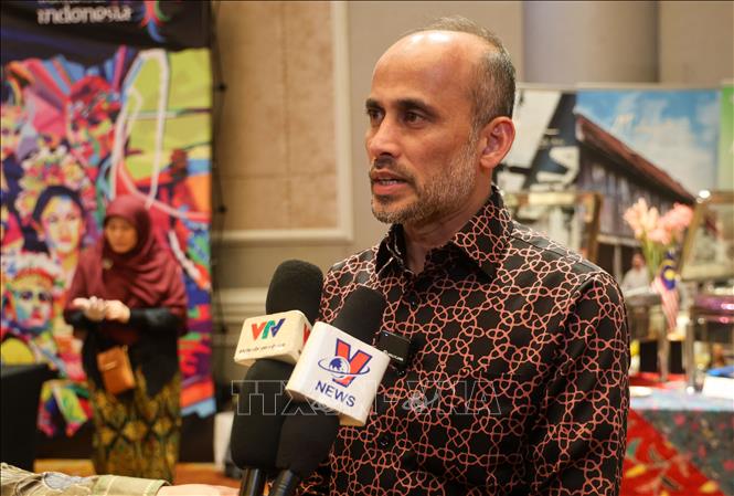 Cao ủy Malaysia tại Singapore Azfar bin Mohamad Mustafar trả lời phỏng vấn truyền thông Việt Nam. Ảnh: Lê Dương - PV TTXVN tại Singapore