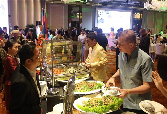 Quầy ẩm thực của Đại sứ quán Lào tại ASEAN Gala Night 2024. Ảnh: Lê Dương - P/v TTXVN tại Singapore