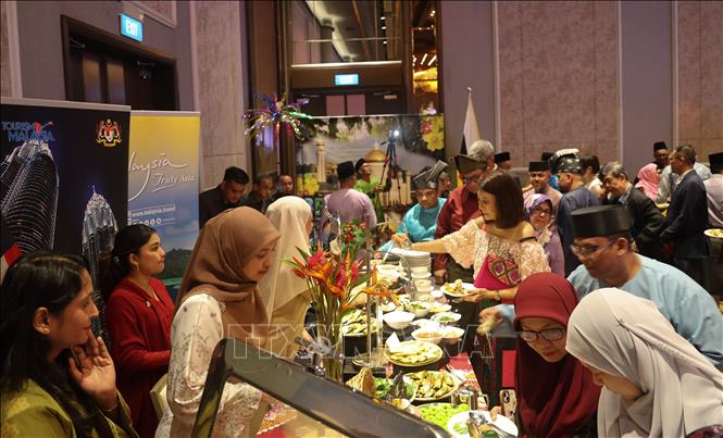 Món ăn truyền thống của các nước ASEAN được giới thiệu tại ASEAN Gala Night 2024. Ảnh: Lê Dương - P/v TTXVN tại Singapore