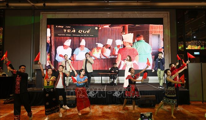 Tiết mục nghệ thuật của Cộng đồng người Việt Nam tại Singapore. Ảnh: Lê Dương - P/v TTXVN tại Singapore