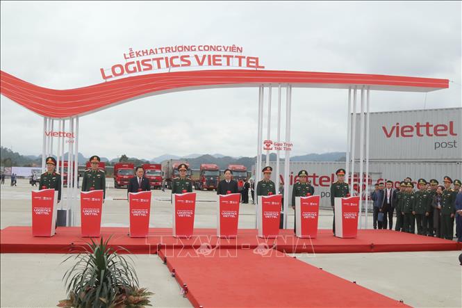 Các đại biểu thực hiện nghi thức khai trương Công viên Logistics Viettel Lạng Sơn. Ảnh: Quang Duy - TTXVN