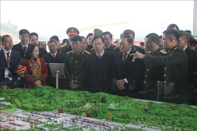 Các đại biểu tham quan gian trưng bày mô hình Công viên logistics Viettel Lạng Sơn. Ảnh: Quang Duy - TTXVN