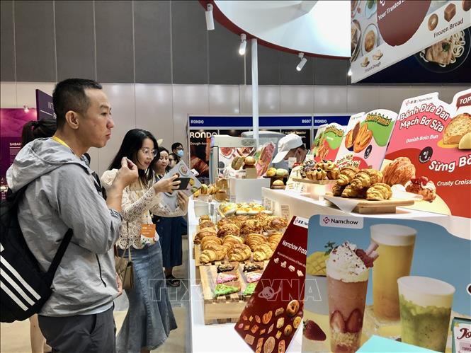 Bánh thành phẩm phong phú chủng loại được giới thiệu tại triển lãm. Ảnh: Mỹ Phương - TTXVN