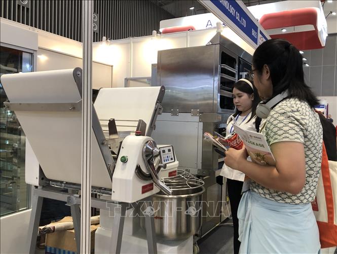 Nhà cung cấp trưng bày máy móc, thiết bị ngành bánh tại triển lãm. Ảnh: Mỹ Phương - TTXVN