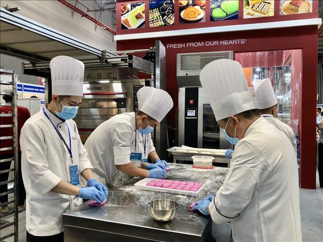 Các bếp trình diễn quy trình chế biến bánh. Ảnh: Mỹ Phương - TTXVN