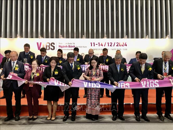 Các đại biểu thực hiện nghi thức khai mạc triển lãm. Ảnh: Mỹ Phương - TTXVN
