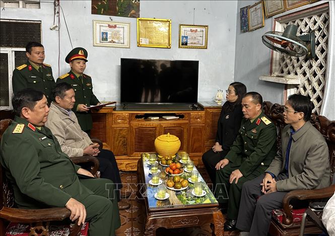 Thượng tướng Huỳnh Chiến Thắng thăm, tặng quà cho gia đình cựu binh Nguyễn Trọng Đải (Vị Xuyên, Hà Giang) bị nhiễm chất độc hóa học tỷ lệ 46%. Ảnh: Đức Thọ - TTXVN