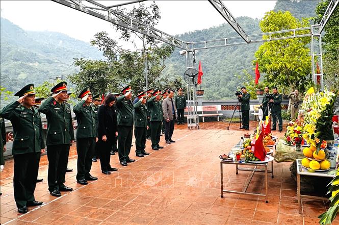 Thượng tướng Huỳnh Chiến Thắng dâng hương, viếng các Anh hùng liệt sĩ tại Đền thờ liệt sĩ Điểm cao 468 (Thanh Thủy, Vị Xuyên, Hà Giang). Ảnh: Đức Thọ - TTXVN